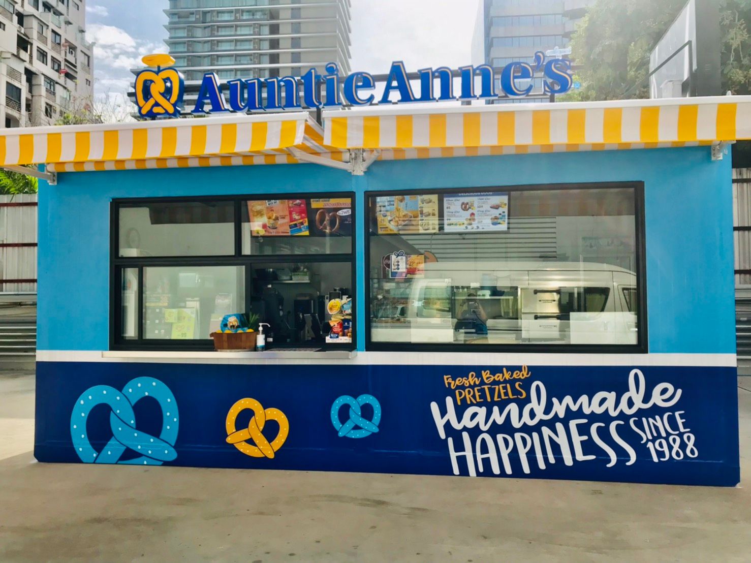 Auntie Anne's at an amusement park